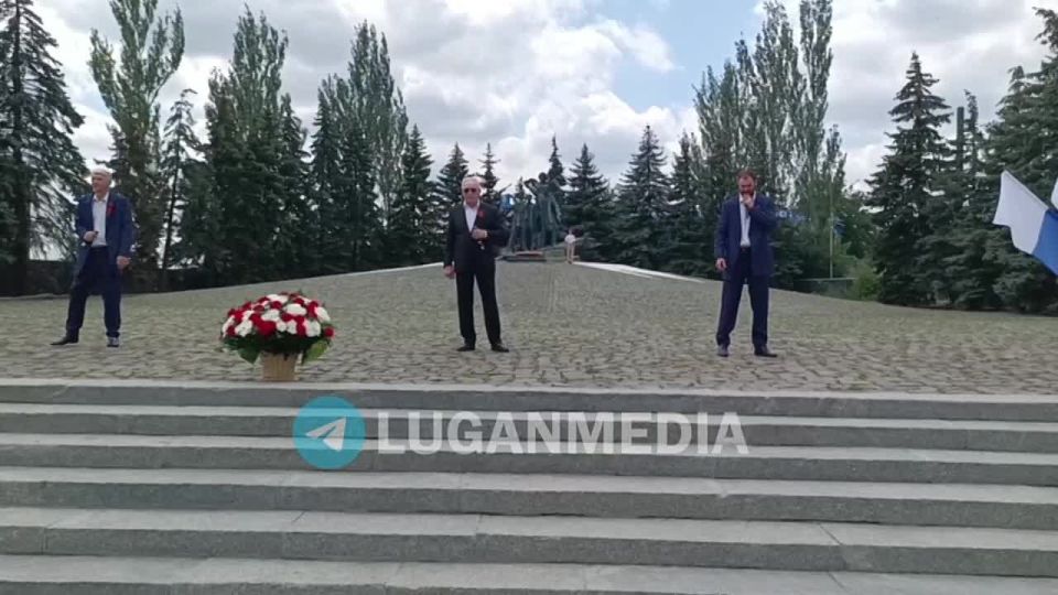 У мемориального комплекса «Слава» жители города Ровеньки собрались на митинг, посвященный Дню памяти и скорби