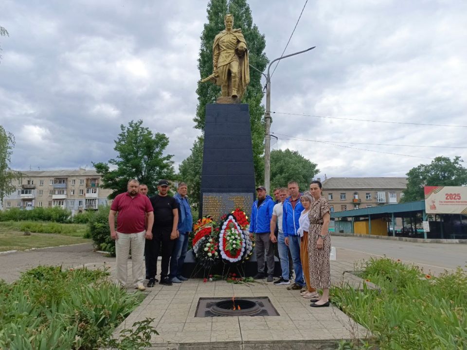 Депутаты Совета городского округа город Лисичанск совместно с Главой муниципального образования Эдуардом Сахненко и активистами партии "Единая Россия" в знак уважения и