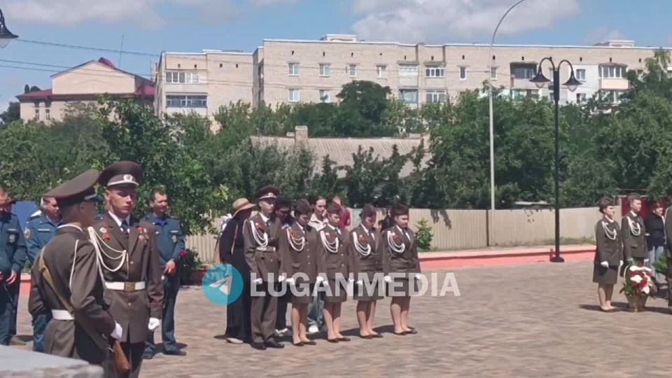 Минутой молчания в Краснодоне почтили память о погибших в годы Великой Отечественной войны у подножия памятника на Аллее защитников Родины