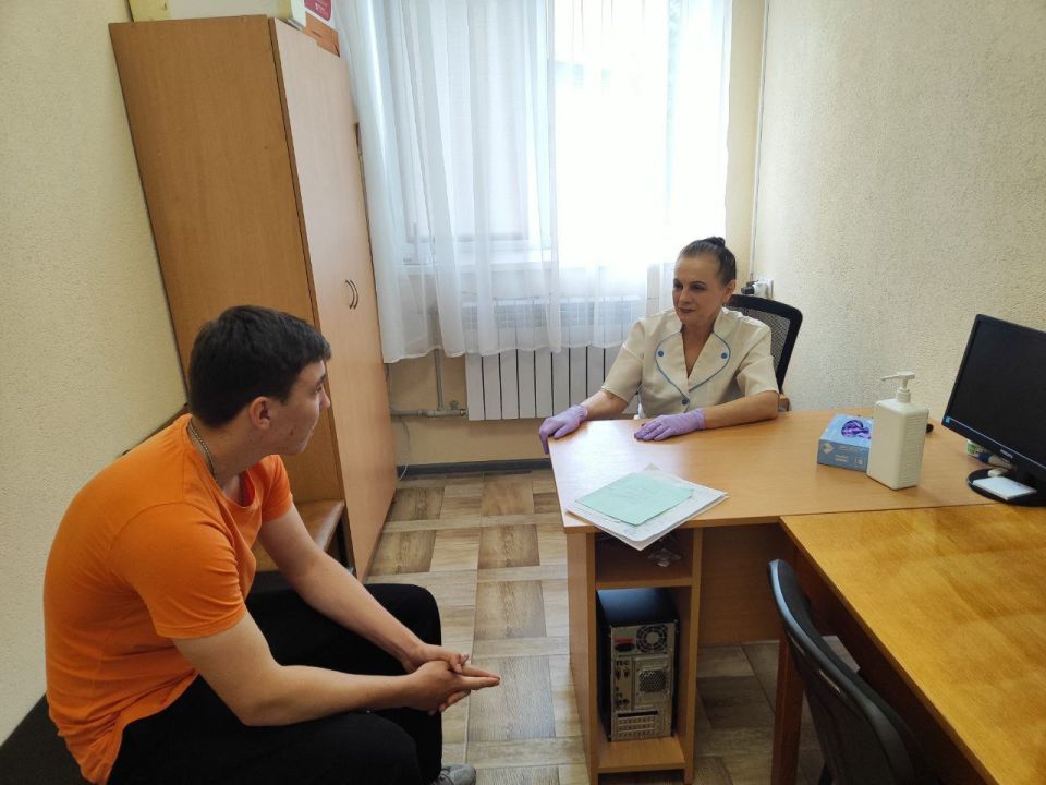 Врачи Луганской городской многопрофильной детской больницы №3 провели профилактический осмотр детей в городе Счастье