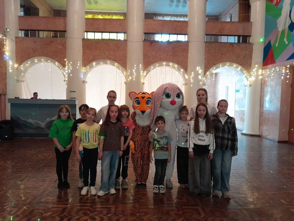 На пришкольных площадках продолжается активный отдых юных жителей Краснодонщины