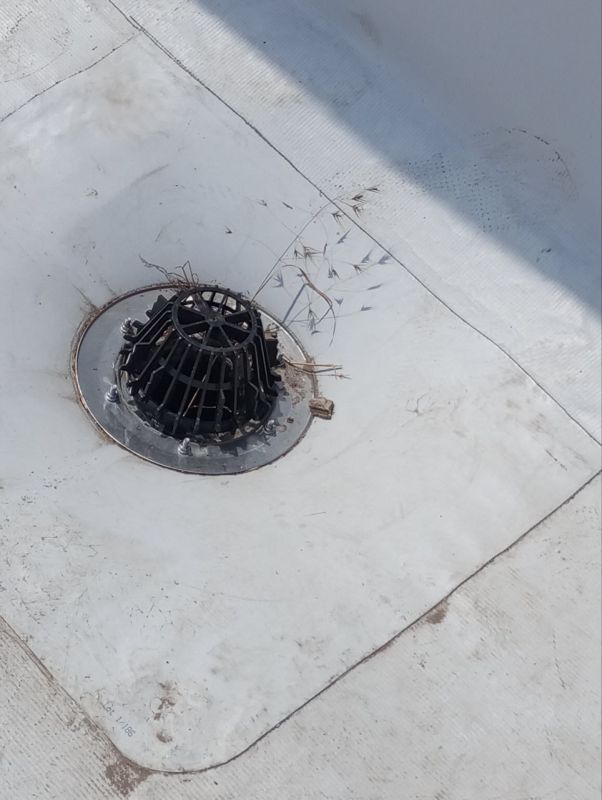 Сергей Козенко: В городе Краснодоне в рамках специального инфраструктурного проекта продолжается работа по капитальному ремонту рулонной кровли многоквартирного жилого дома по улице Дзержинского, дом 1