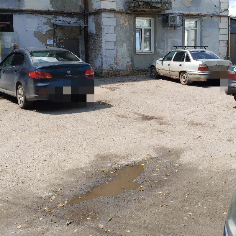 Управляющая компания выполняет работы по уборке придомовой территории согласно установленному графику