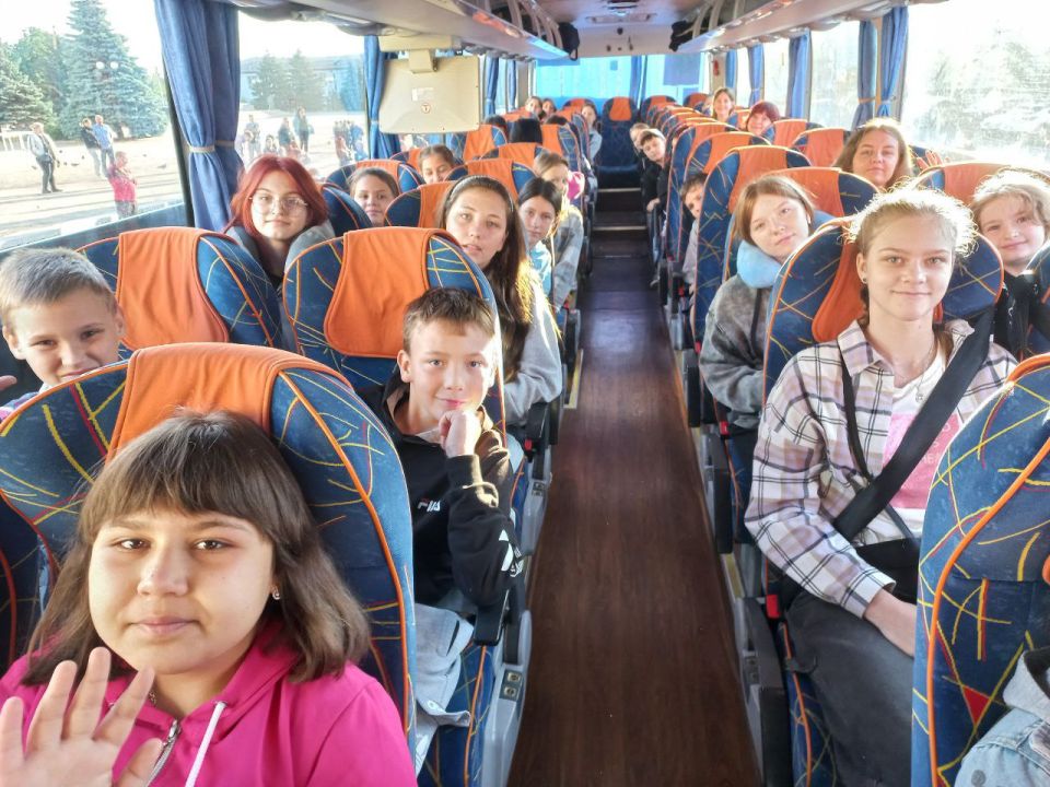 Сергей Козенко: Сегодня 129 юных жителей Краснодонского округа отправились в летнее путешествие — в детский оздоровительный лагерь «Парус», расположенный на живописном побережье солнечного Крыма