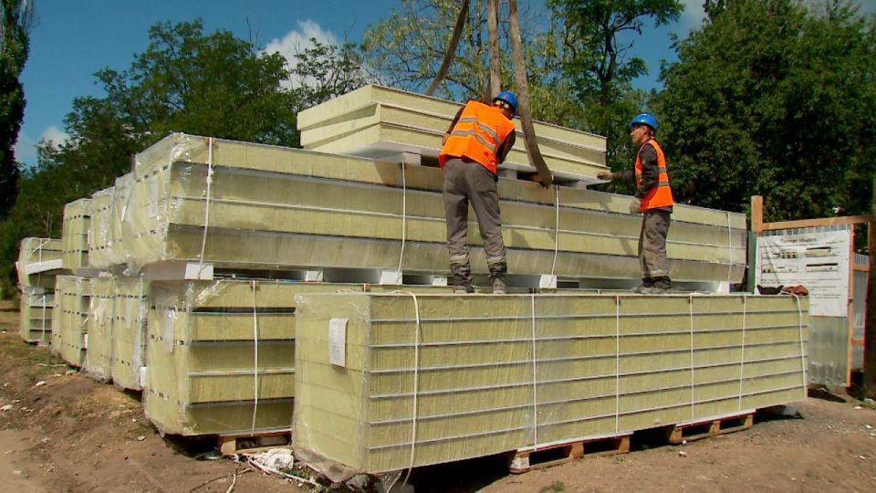 Сергей Козенко: На территории Краснодонской центральной городской многопрофильной больницы в рамках специального инфраструктурного проекта продолжается строительство подстанции скорой медицинской помощи