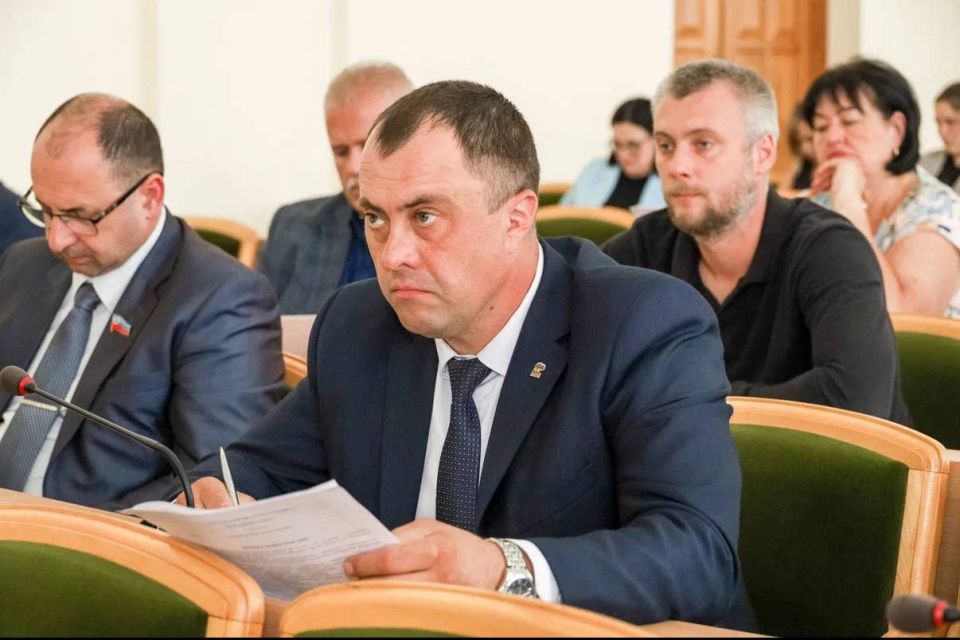 Максим Величко: Сегодня в Народном Совете ЛНР прошло очередное пленарное заседание, на котором были рассмотрены проекты законов о присвоении званий «Ветеран труда», поддержке студенческих отрядов и регулировании оборота...