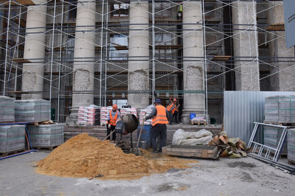 Специалисты с помощью технологий 3D моделирования восстановят оригинальные рельефные скульптуры, украшавшие фасад Краснодонского ДК имени «Молодой Гвардии»