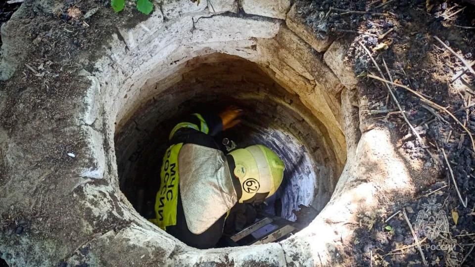 Спасатели МЧС вытащили женщину из ямы в Рубежном