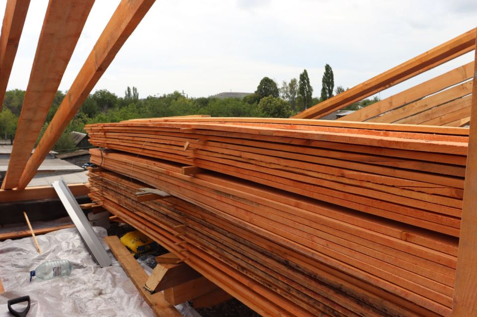 Благодаря поддержке Омской области в Стаханове и Ирмино капитально ремонтируют кровли многоквартирных домов