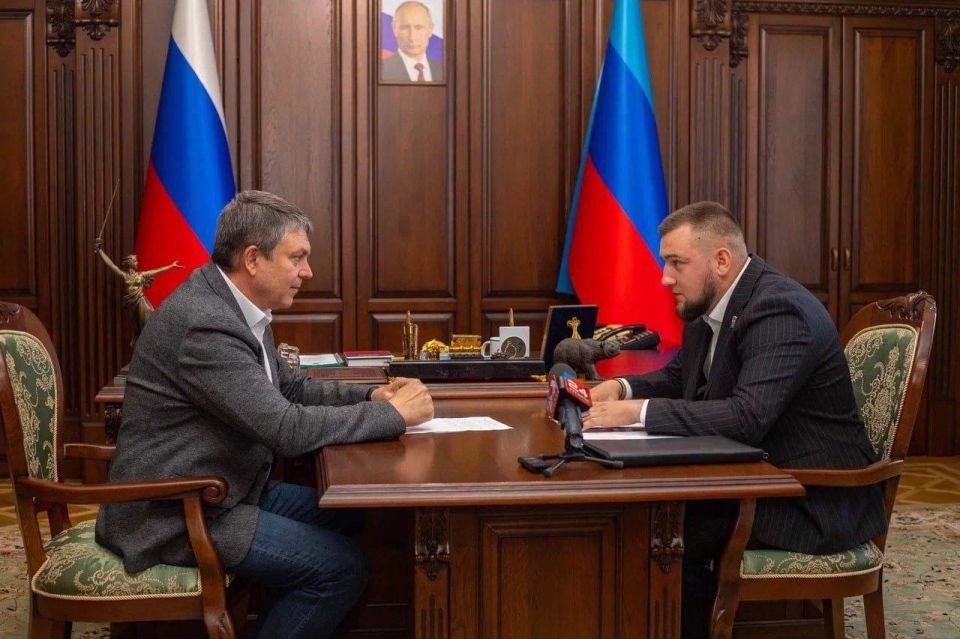 Леонид Пасечник: Накануне Дня молодежи обсудил с министром молодежной политики региона Михаилом Голубовичем основные направления работы по формированию у молодых жителей республики активной жизненной позиции