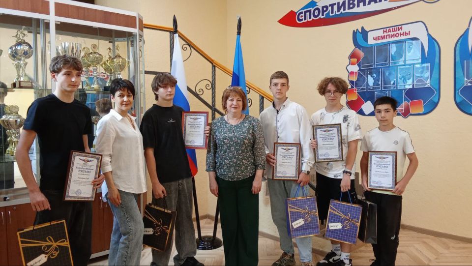 В преддверии Дня молодежи заместитель Главы Администрации Полякова Антонина Геннадиевна поздравила и вручила благодарственные письма самым активным, энергичным и талантливым представителям молодежи муниципального округа