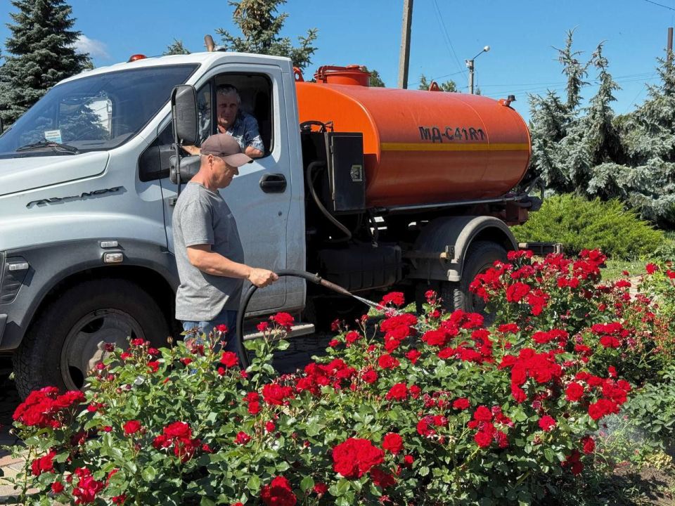 Сергей Колягин: С начала рабочей недели трудовой коллектив Муниципального унитарного предприятия «Комбинат коммунальных услуг города Первомайска» активно задействован в благоустройстве городских общественных пространств