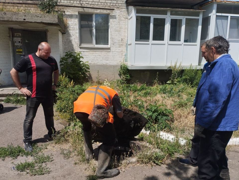 Сегодня в поселке Северный выполнены работы по обслуживанию и ремонту канализационных сетей многоквартирных домов, а также благоустройству прилегающих территорий