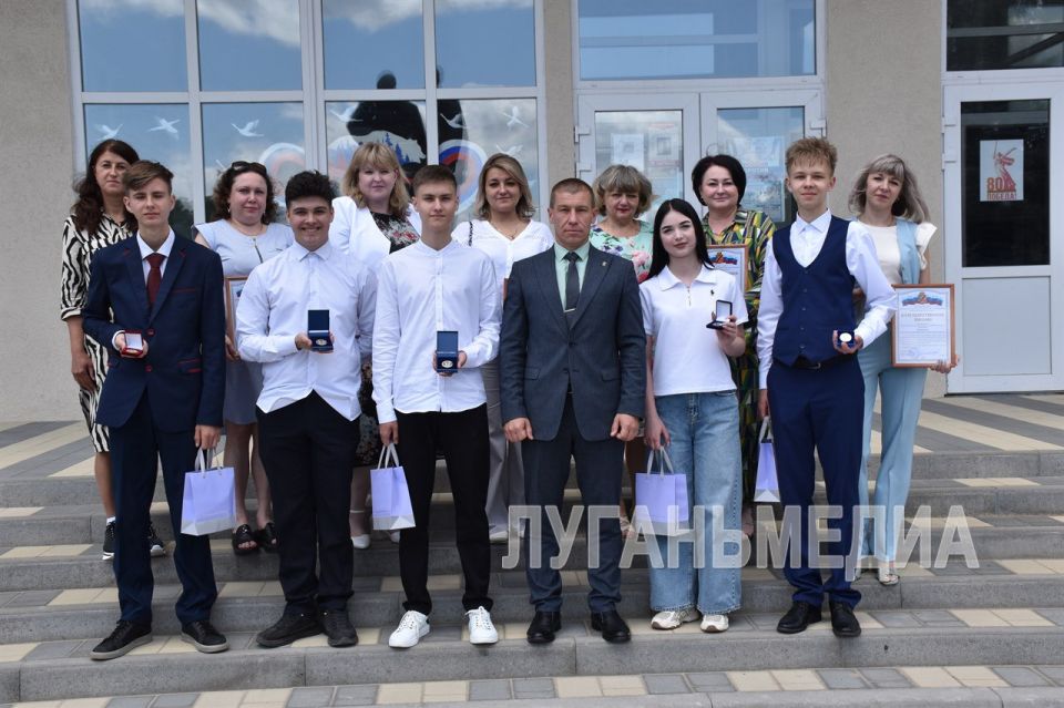 Глава Первомайского городского округа Сергей Колягин встретился с выпускниками-медалистами школ