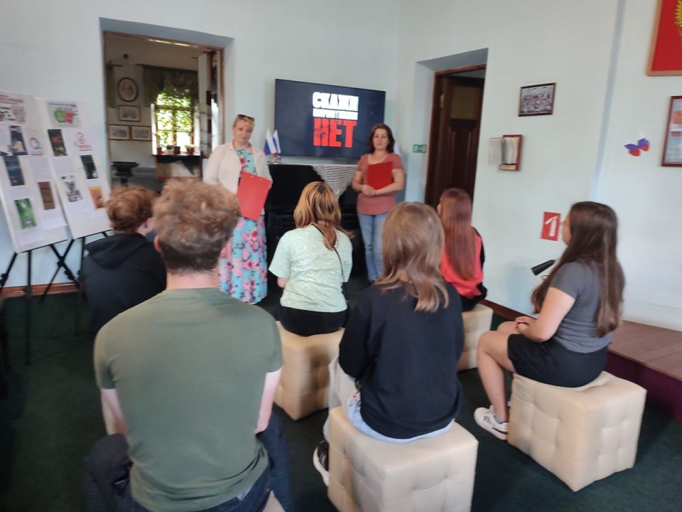 27 июня в «Мемориальном музее Б. Д. Гринченко» для подростков пгт Михайловка прошел информационный час «Как и почему люди становятся рабами наркотиков», в рамках Всемирного дня борьбы со злоупотреблением наркотическими...