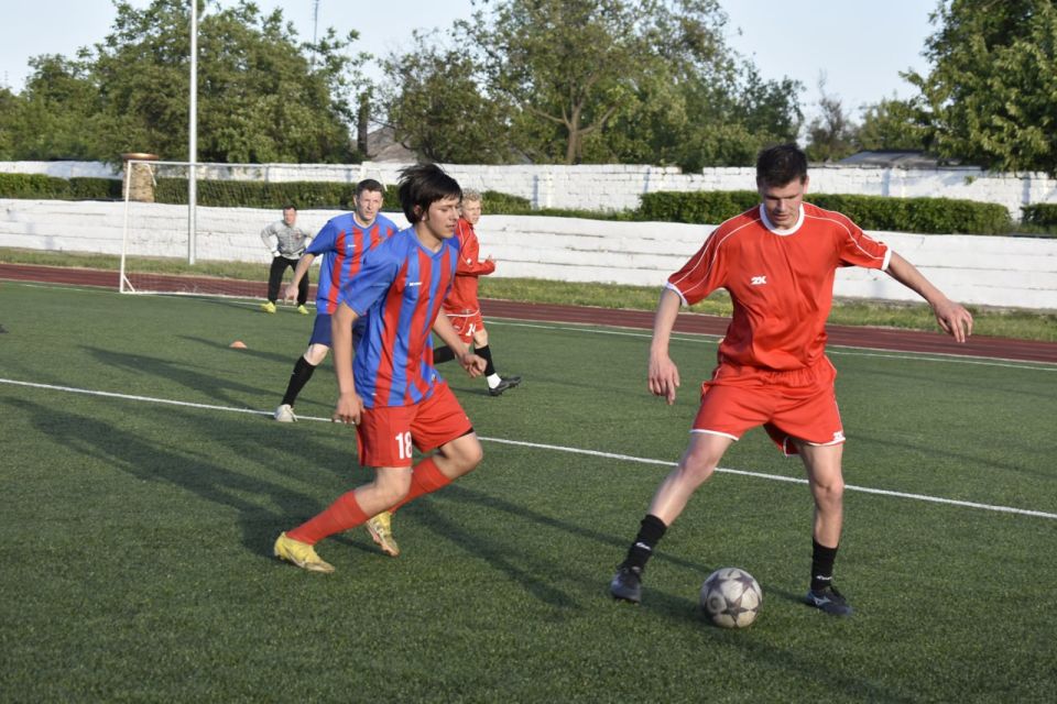 В Перевальске продолжается Вечерняя Лига по футболу 2025