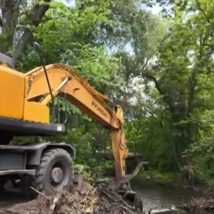 Предприятие-заемщик Фонда развития промышленности ЛНР приняло участие в работах по расчистке русла реки Белой в Перевальском районе