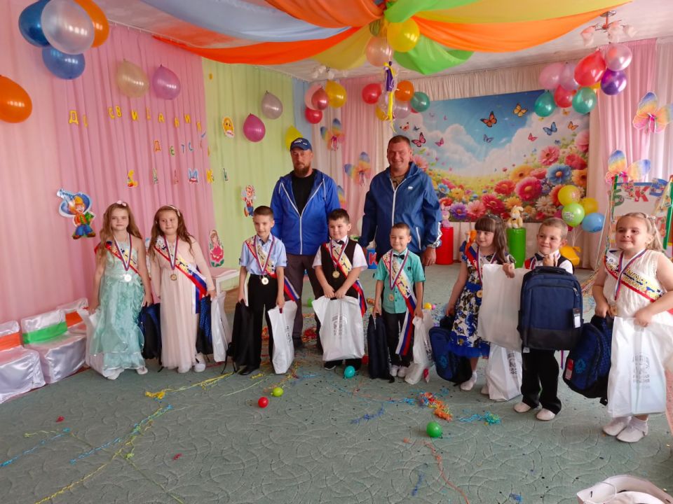 Лисичанские единороссы посетили выпускной в детском саду