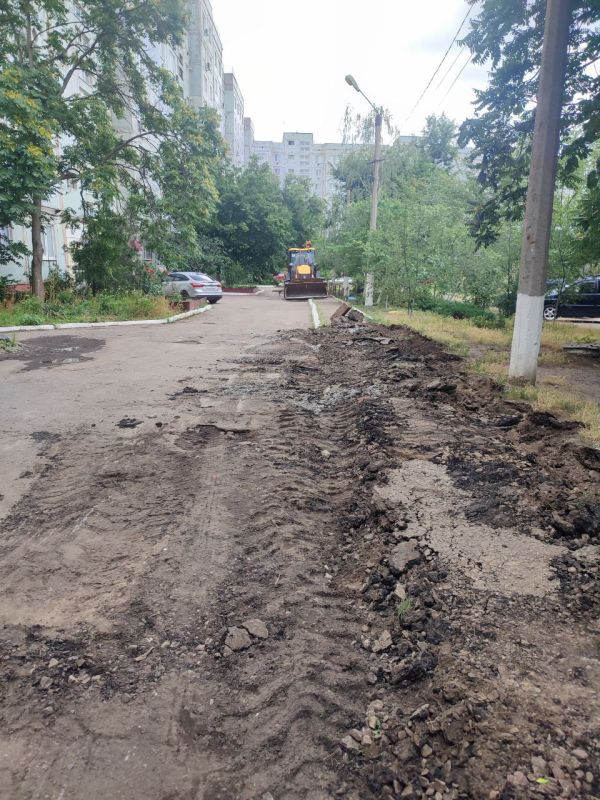 Сергей Козенко: Сотрудники МУП «ДЭУ» приступили к ремонтным работам на участке дороги по адресу: кв. Советский, в районе домов № 3 и № 4. В рамках запланированных мероприятий проводится демонтаж существующих бордюров и...