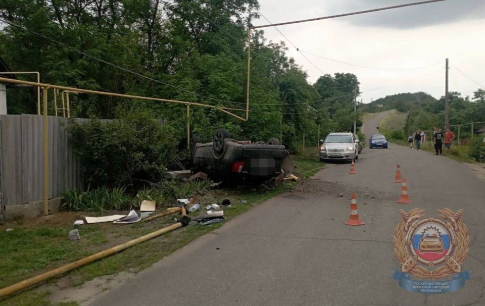 Сотрудники полиции устанавливают обстоятельства, приведшие к ДТП, в котором пострадал несовершеннолетний пассажир