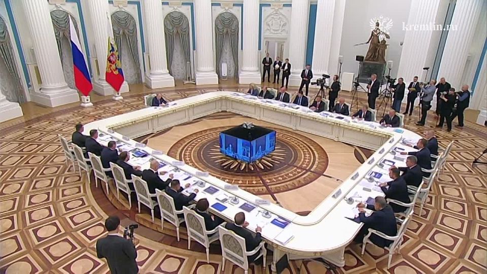 Дарья Лантратова: Владимир Путин проводит совещание по развитию исторических регионов: