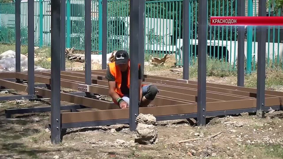 Краснодон. Строители региона-шефа Тюменской области ведут капитальный ремонт жилого фонда и благоустройство социальных объектов в Краснодоне