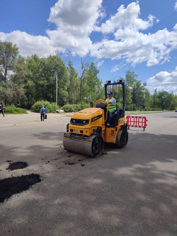 МУП "ДЭП города Рубежное" совместно с УЖКХ Администрации города выполнили ямочный ремонт дорожного покрытия на участке автомобильной дороги по улице Мира