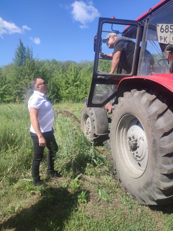 В связи с пожароопасным периодом, Главой городского округа город Ровеньки Андреем Рубанцовым было дано поручение нарезать минерализованные полосы для предотвращения возникновения пожаров