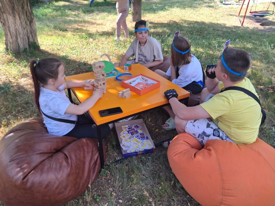 Детство — это прекрасная пора, когда солнце кажется большим, ярче светят звёзды