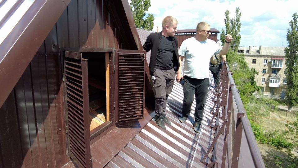 Тюменские строители передали управляющей организации четыре из 11 кровель, капитальный ремонт которых проводят в рамках контракта этого года