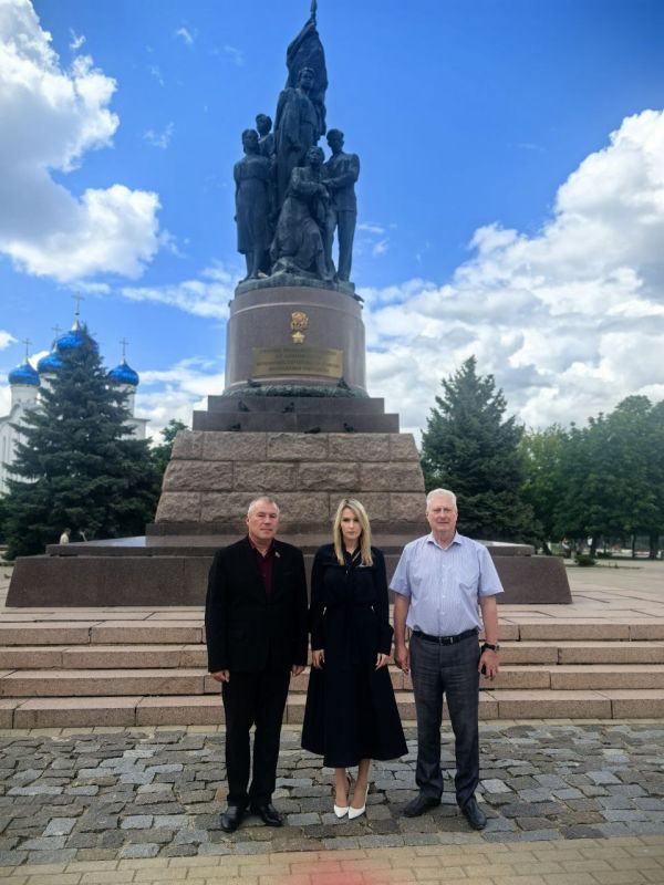 Сергей Козенко: Сегодня город Краснодон посетила депутат Государственной Думы и председатель Комитета по развитию гражданского общества, вопросам общественных и религиозных объединений Яна Лантратова