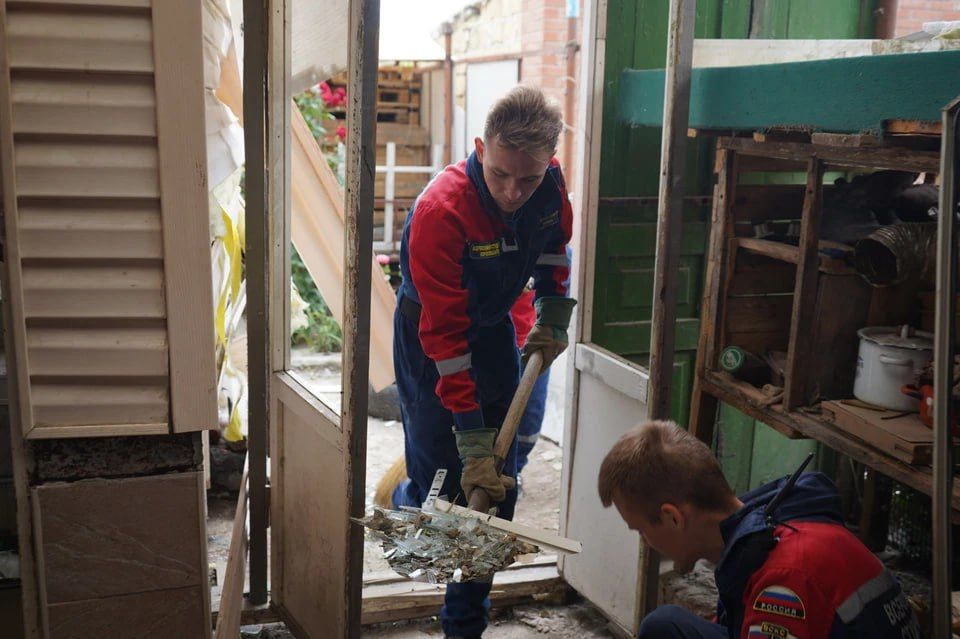 Молодёжные активисты помогают ликвидировать последствия обстрела Луганска