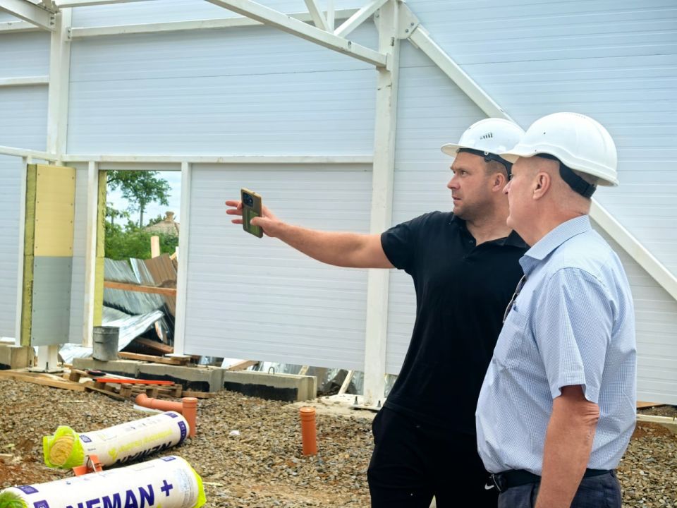 Сергей Козенко: Сегодня посетил с рабочим визитом объект строительства, где в рамках специального инфраструктурного проекта продолжаются работы по возведению нового здания подстанции скорой медицинской помощи