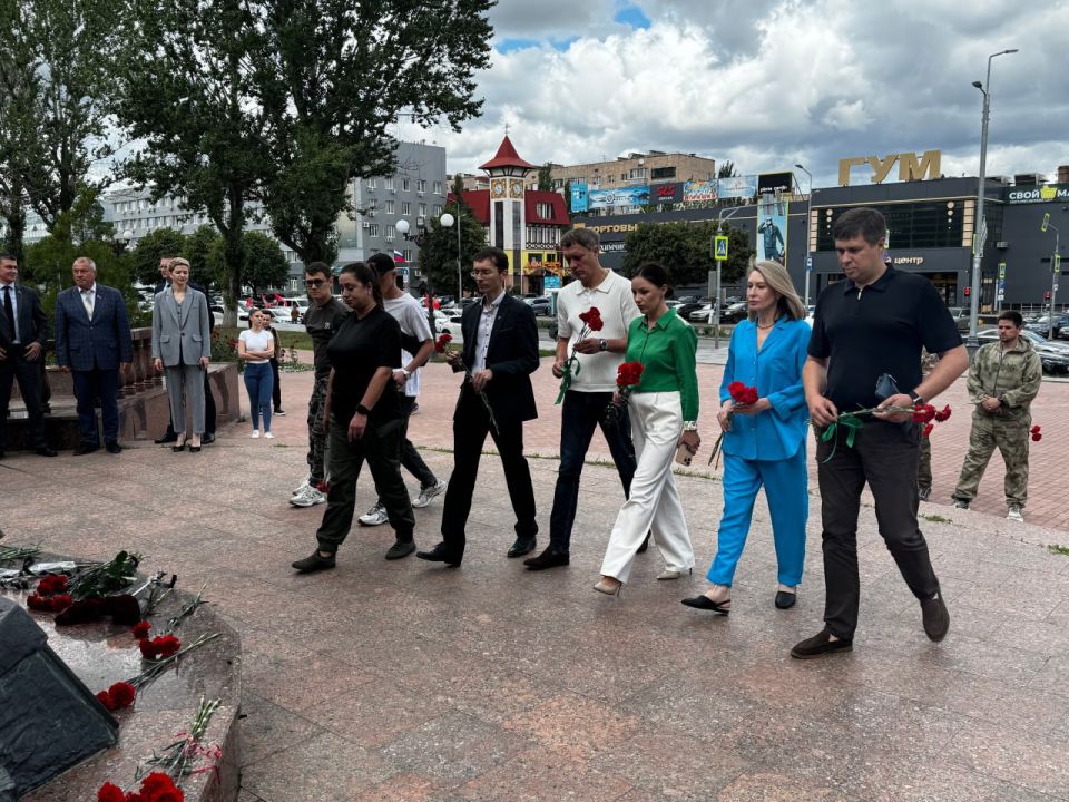 В Луганске почтили память защитников Родины