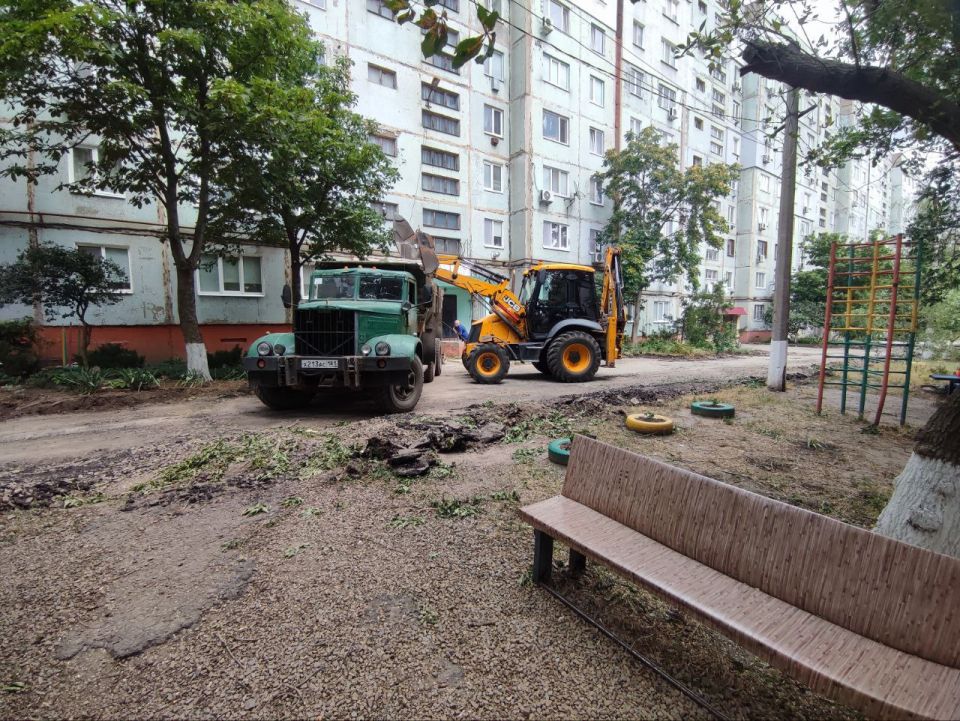 Сергей Козенко: В Краснодоне на квартале Советский продолжается реализация проекта благоустройства внутриквартальной дороги в районе домов № 3 и № 4. Работы ведутся в соответствии с программой по ремонту автомобильных дорог