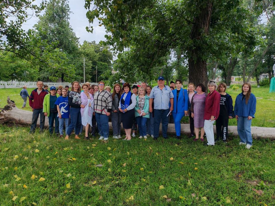 Начальник отдела жизнеобеспечения пгт Новодарьевка Александр Дрозд совместно с депутатом Совета городского округа город