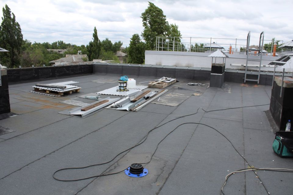 Сергей Козенко: В Молодогвардейске завершается капитальный ремонт мягкой кровли многоквартирного дома по адресу: ул. Калинина, д. 5. Построенный в 1986 году, этот дом долго нуждался в серьезном ремонте, и сейчас работы...