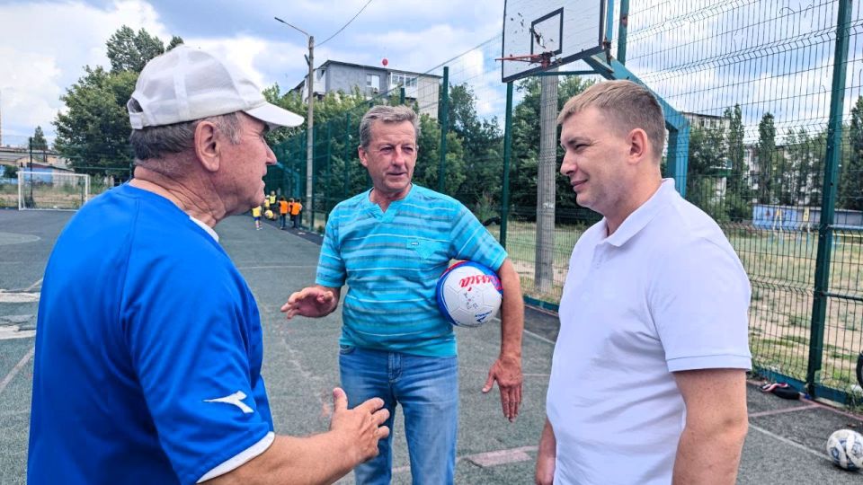 Евгений Шаталин: В рамках исследования спортивной инфраструктуры города посетил спортплощадку, которая находится в районе школы №8, где встретился с волонтером Худовеевым Анатолием Алексеевичем, который на добровольных...
