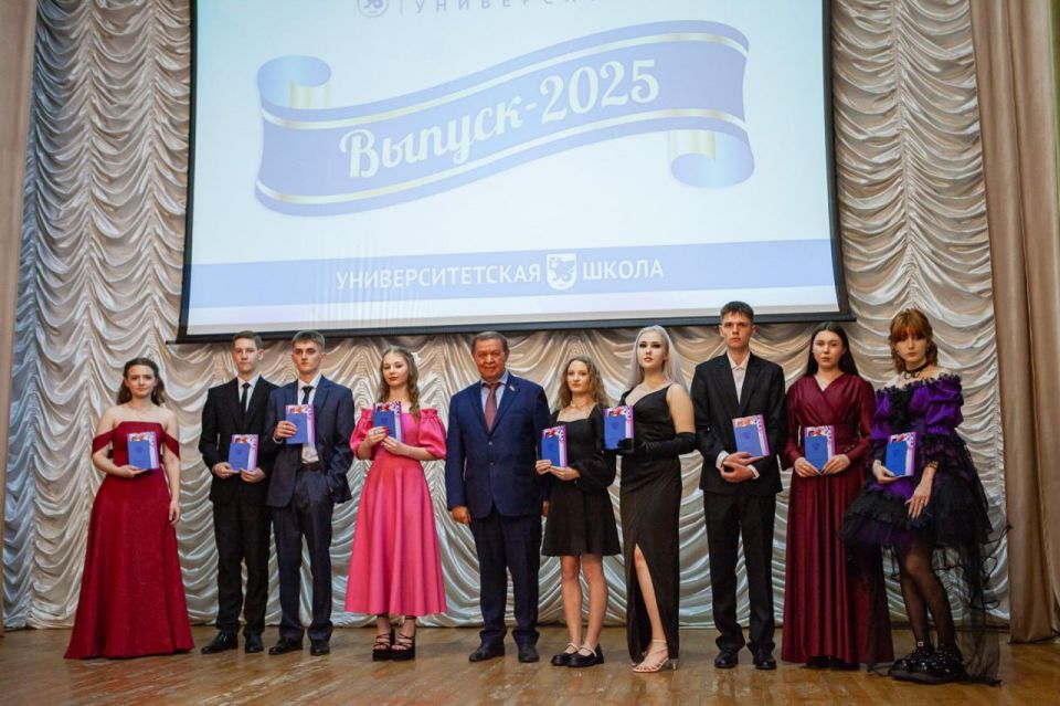 Участники "Университетских смен КФУ" из Лисичанска и Рубежного получили аттестаты об окончании школы в Татарстане