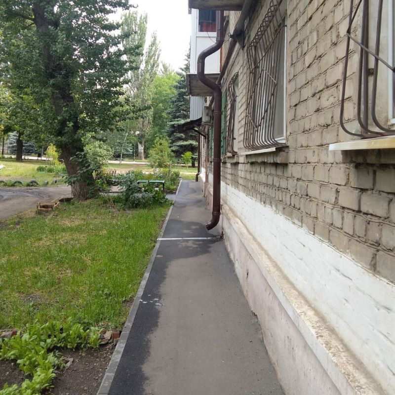 Антрацитовский филиал Единой Управляющей Компании продолжает планомерную работу по благоустройству придомовых территорий!