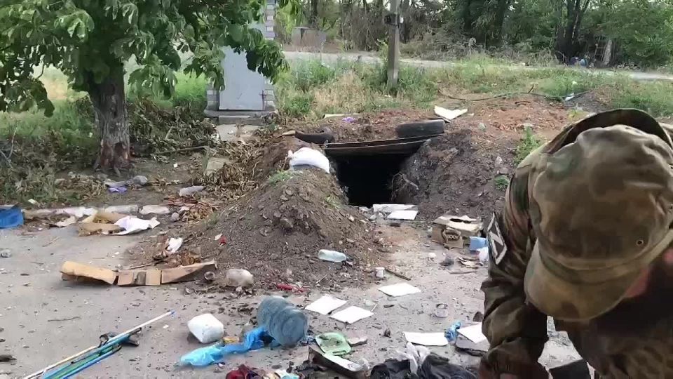 Лисичанск! Освобождение!. Флаг ЛНР на въезде в город, с южной части, с РТИ, водружают те, кто последний с боями в июле 2014-го года вышел из Лисичанска