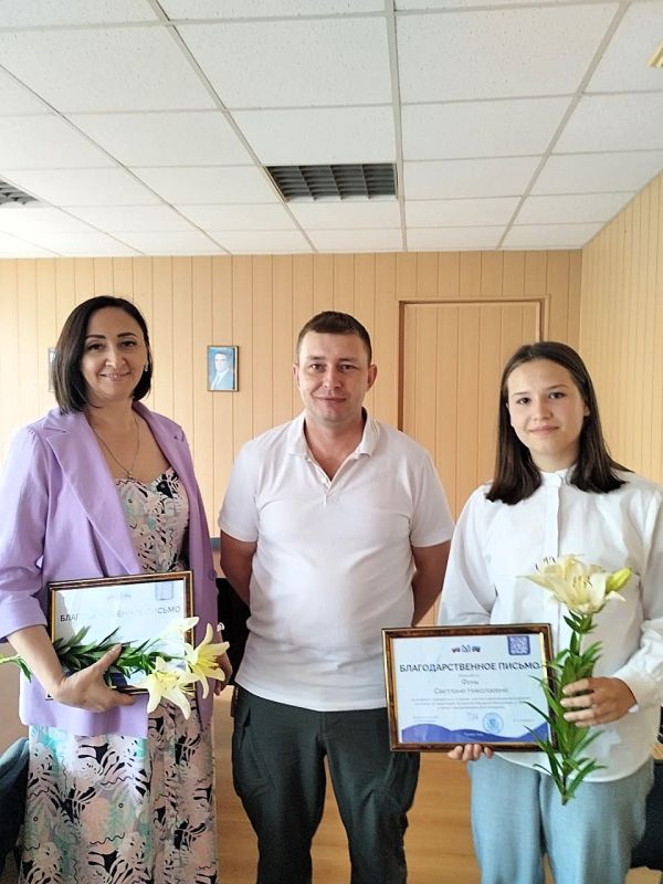 Евгений Шаталин: Ко Дню молодёжи вручил Благодарственные письма специалисту по организации работы в нашем городе Галине Янченко и представителю «Движения Первых» в городе Рубежное Светлане Фень