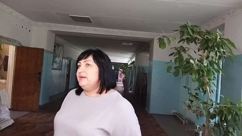 Сегодня Глава городского округа Андрей Рубанцов посетил Ровеньковскую школу №3 им. А.Ф. Бурды с целью контроля проведения ремонтных работ