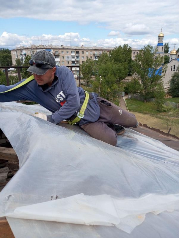 Сергей Козенко: В рамках специального инфраструктурного проекта специалисты подрядной организации шефа-региона Курганской области приступили к капитальному ремонту кровли в пгт Краснодон