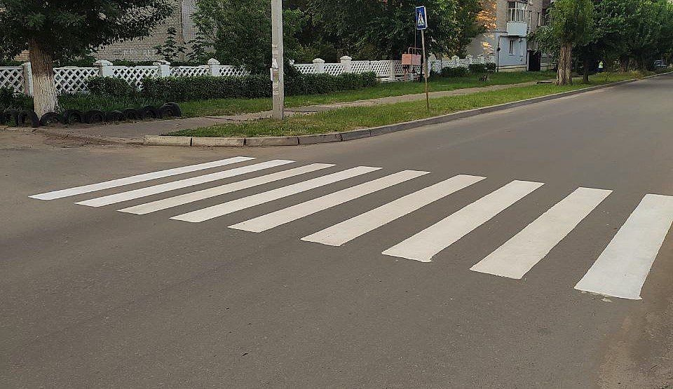 В целях повышения уровня безопасности дорожного движения специалисты МУП «ДЭП города Рубежное» наносят свежую разметку на пешеходных переходах города
