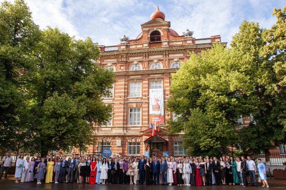 Участники "Университетских смен КФУ" из Лисичанска получили аттестаты об окончании школы в Татарстане