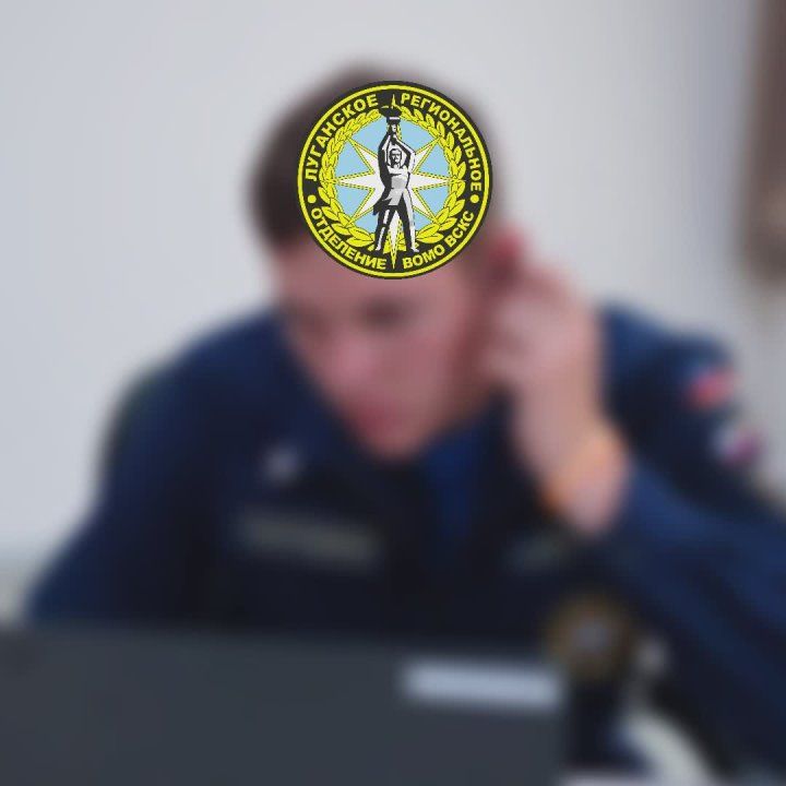 Доброволец ЛугРО ВСКС смотрит видео со спасателями и