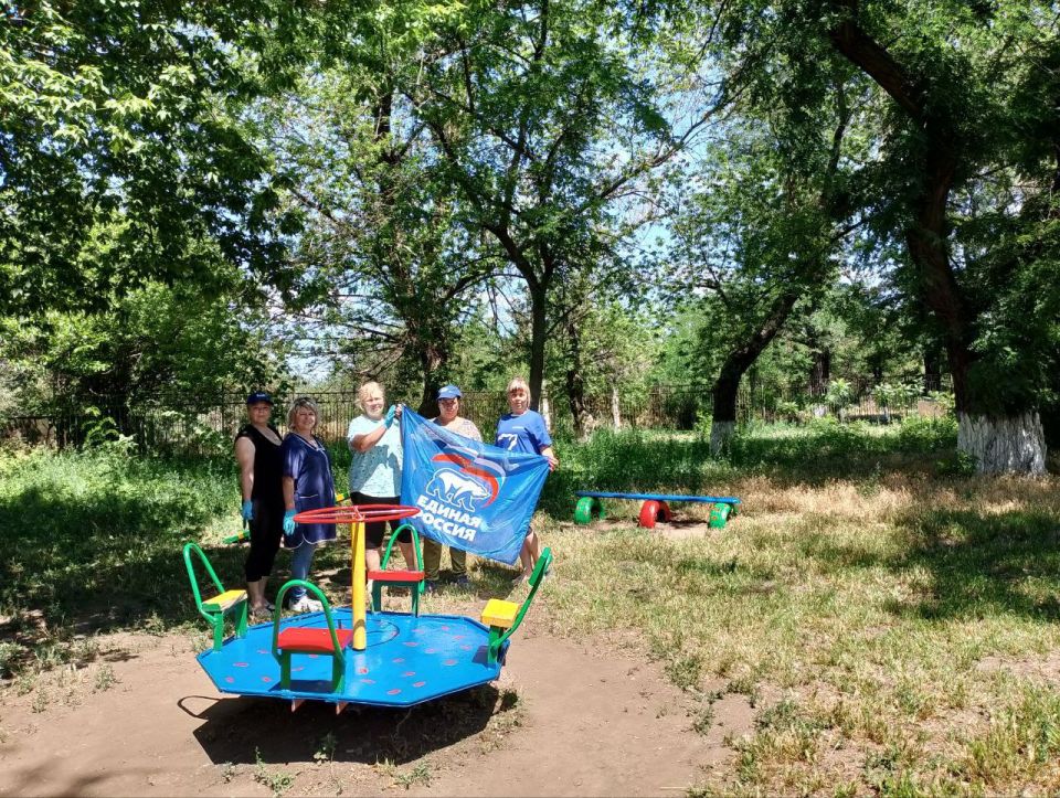 Акция «Яркое детство» в Есауловке: еще одна детская площадка стала ярче!