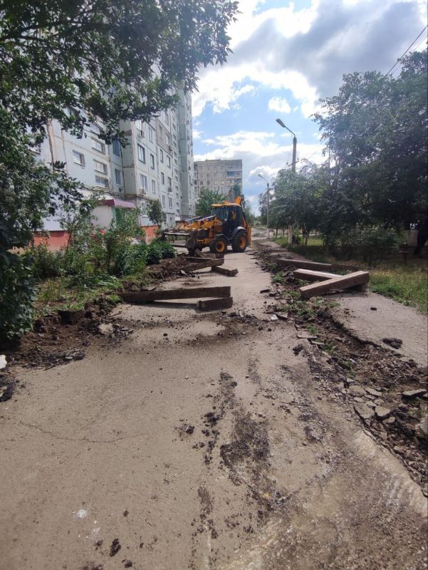 Сергей Козенко: В Краснодоне продолжается ремонт внутриквартальной дороги на кв. Советский в районе домов № 3 и 4. На текущий момент ведутся подготовительные работы по снятию бордюрного камня и старого слоя асфальта