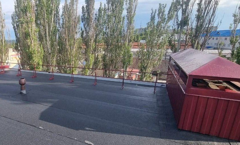 В Стаханове и Ирмино подходят к своему завершению ремонты кровель многоквартирных домов